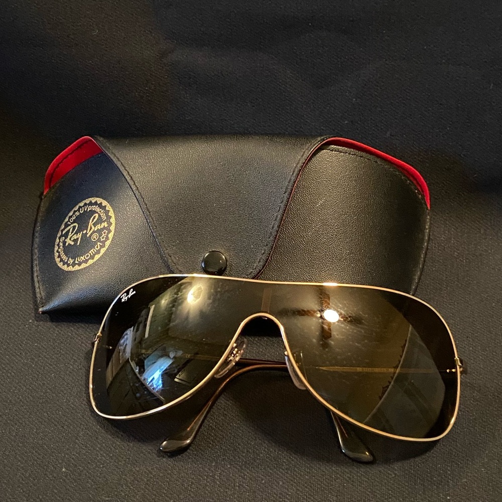 Vintage Ray Ban Sunnies with original case.